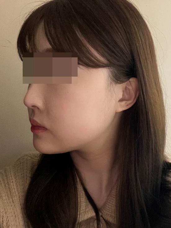 사람, 인간의 얼굴, 입술, 앞머리이(가) 표시된 사진
자동 생성된 설명