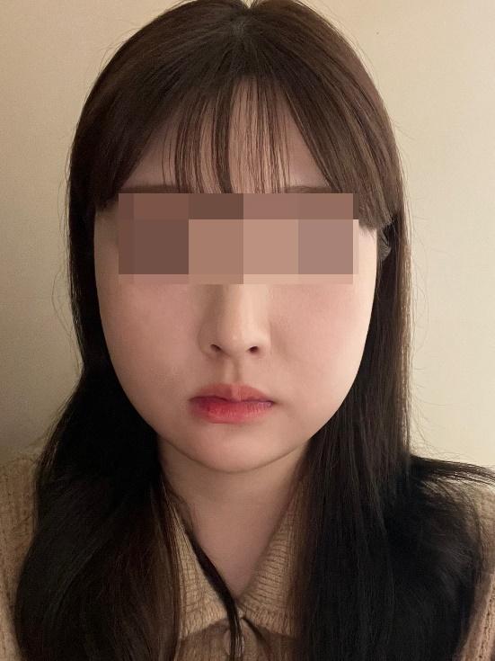사람, 입술, 앞머리, 속눈썹이(가) 표시된 사진
자동 생성된 설명