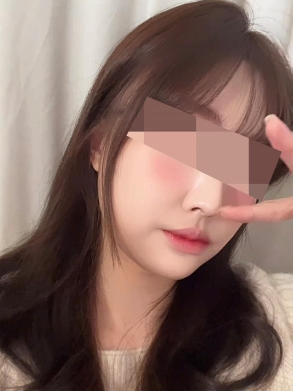 사람, 의류, 입술, 립스틱이(가) 표시된 사진
자동 생성된 설명