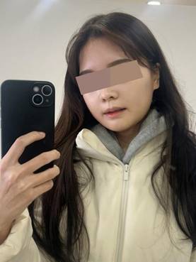 사람, 인간의 얼굴, 휴대 전화, 전화이(가) 표시된 사진
자동 생성된 설명