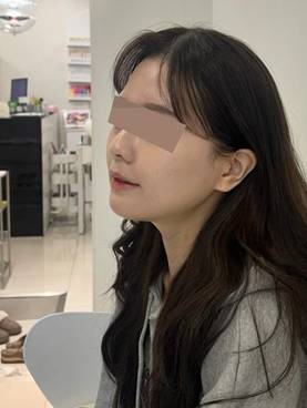 사람, 인간의 얼굴, 실내, 벽이(가) 표시된 사진
자동 생성된 설명