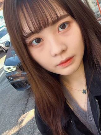 사람, 인간의 얼굴, 앞머리, 의류이(가) 표시된 사진
자동 생성된 설명